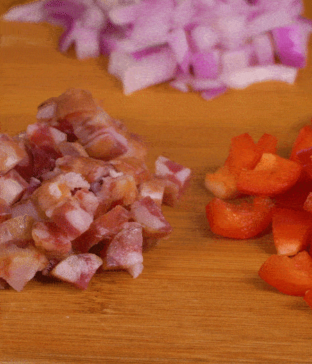 黃椒、紅椒、白洋蔥、土豆、大蔥分別切丁。金字10°鮮低溫香腸切丁。