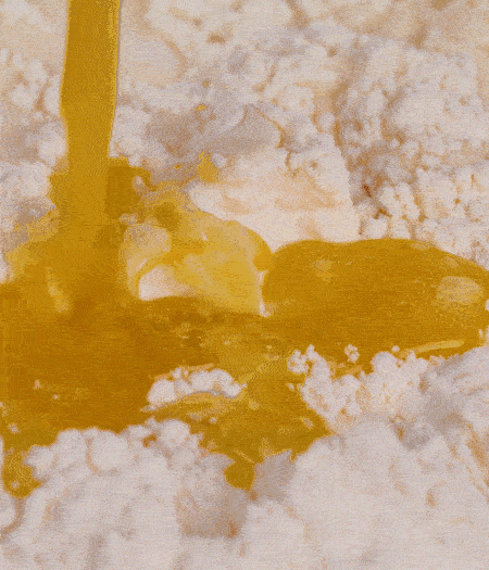 加融化的30g黃油（要不熱再倒）、黃椒、紅椒、白洋蔥、土豆、大蔥、香腸繼續(xù)攪拌均勻。