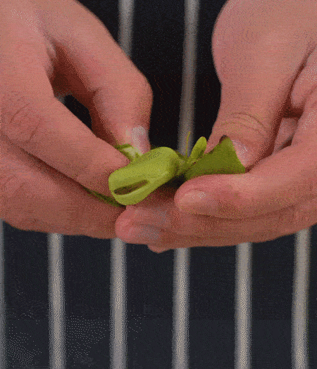 選用鮮嫩蠶豆，剝?nèi)ネ鈿ち粝露姑紫磧簦_(kāi)成兩瓣。