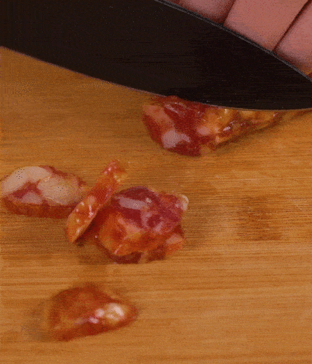 香腸切薄片。