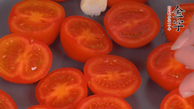 洗凈晾干的小番茄，對半切開，加切塊的大蒜、迷迭香、黑胡椒、橄欖油190度烤40分鐘、200度烤20分鐘。