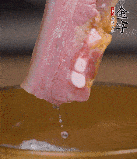 煮過的西蘭花切碎。煮熟的淡咸肉切丁。