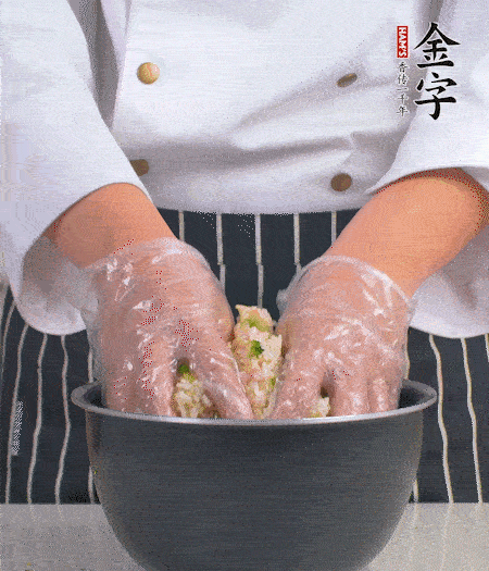 米飯中放西蘭花碎、咸肉丁，加少許黑胡椒、十來滴橄欖油拌勻。