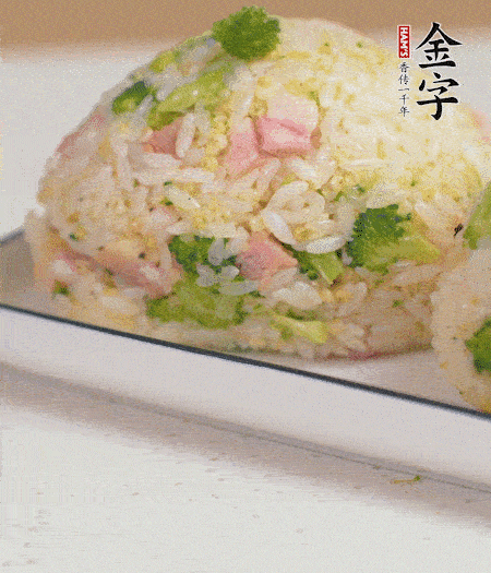 拌好的飯攥成飯團(tuán)。