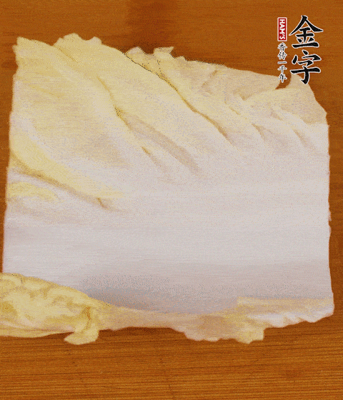 一片白菜一片淡火腿交替疊起，疊個兩三層放進鍋內(nèi)，直到塞滿鍋。