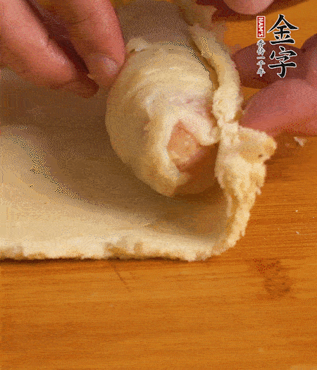 吐司卷起香腸，吐司尾端涂抹少許全蛋液，卷好的吐司表面蘸上蛋液，在裹上一層面包糠，送入預(yù)熱好的烤箱中。