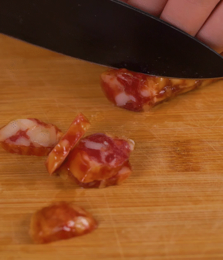 香腸切薄片。