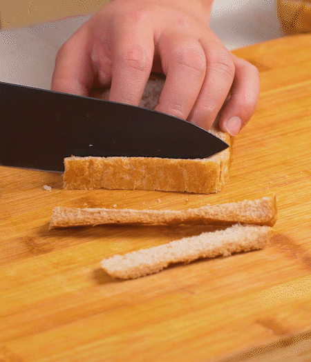 取1片黑麥吐司片，去掉邊邊，涂上一層蛋黃醬。