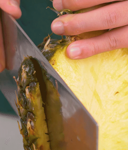 鳳梨去皮把果肉切塊，醬肉切小塊。