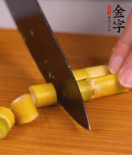 小野筍剝?nèi)ネ馄ぃ谐尚《巍?>
					</div>
					<span>步驟 2/7</span>
					<p>小野筍剝?nèi)ネ馄?，切成小段?/p>
				</li><li>
					<div   id=