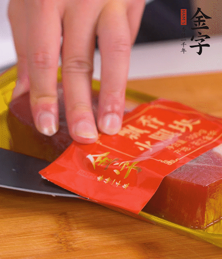 金字火腿切片，生姜切絲，蔥白切末。