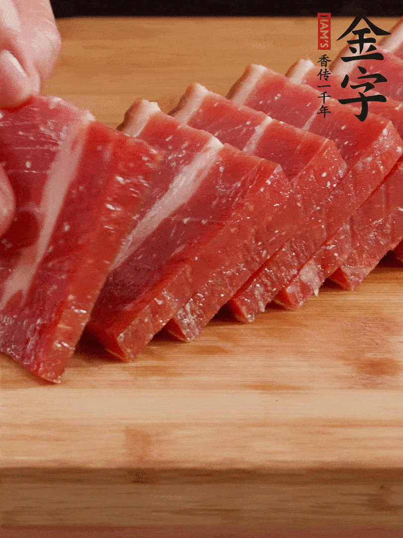 金字火腿上方切厚片的火腿。