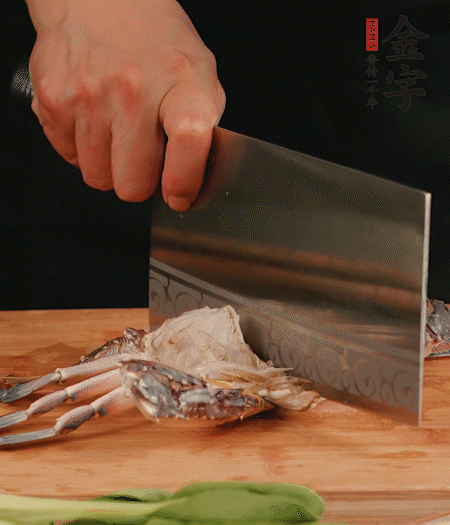 蟹殼拆開(kāi)，去掉蟹肺、蟹心、蟹腮，切成4小塊。