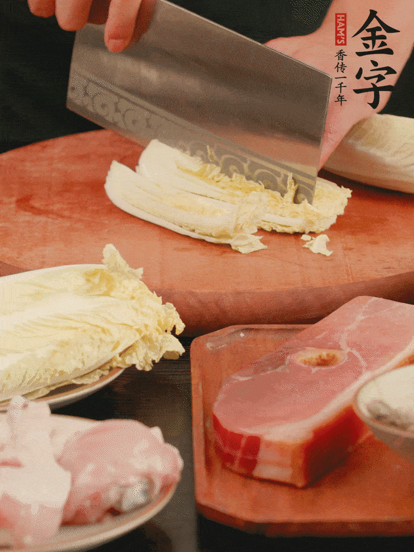 白菜去掉頭尾，對(duì)半豎切，再均勻切4刀。