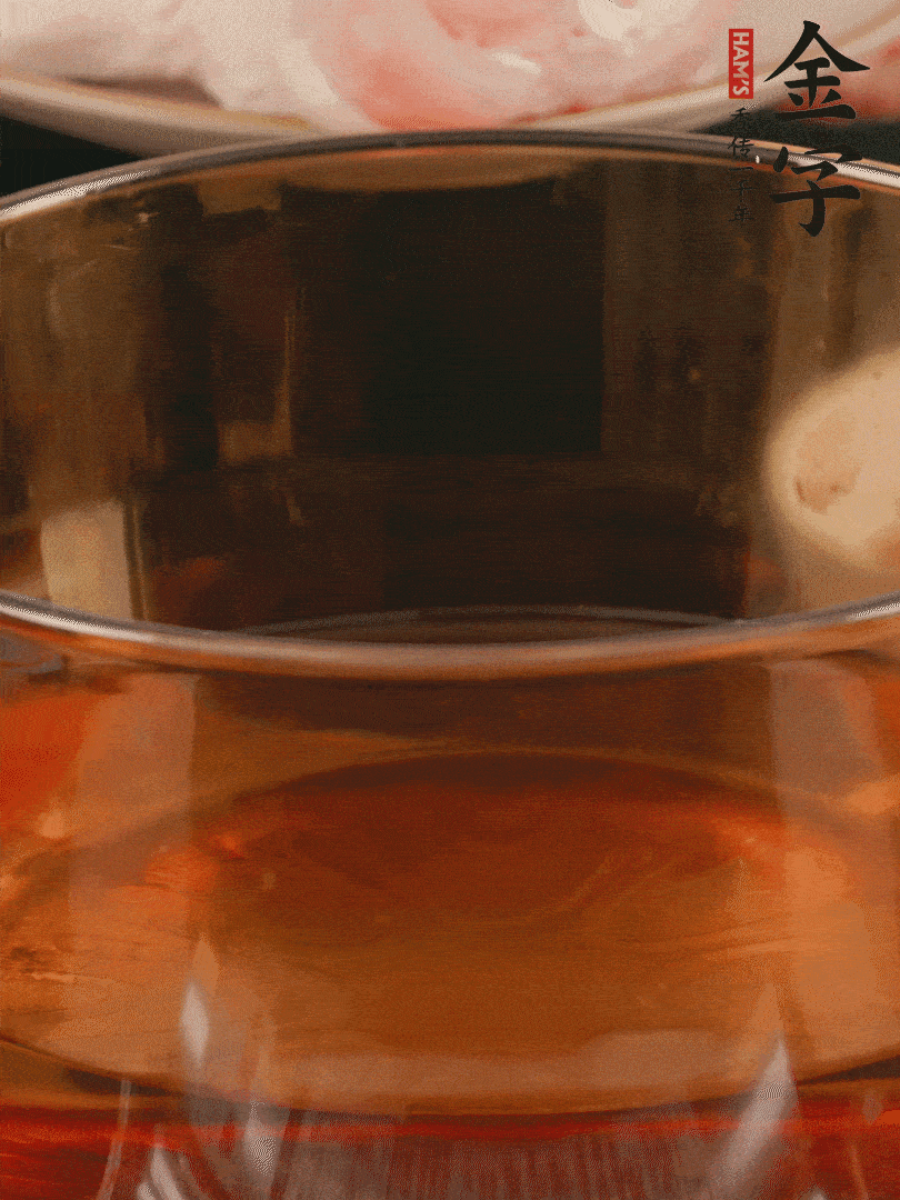 雞腿冷水入鍋，加姜片料酒焯水，撈出溫水洗凈。