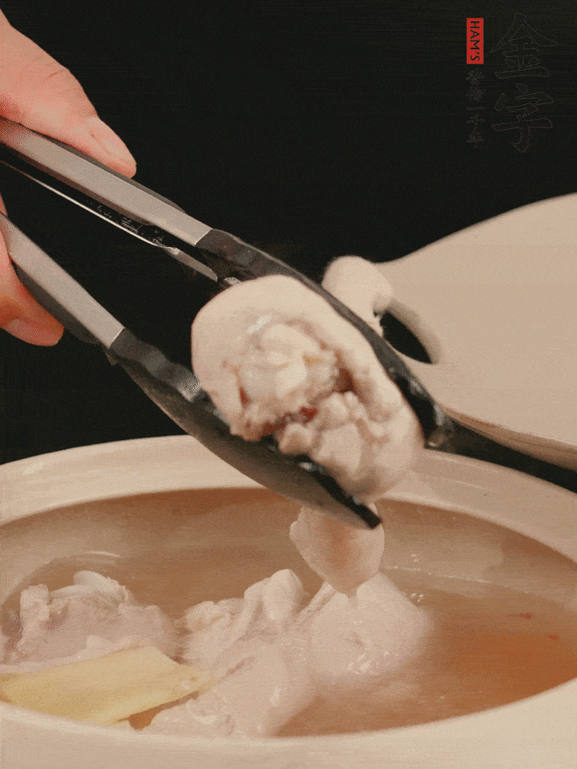 雞腿放入砂鍋，加姜片、料酒、清水，中火燉煮20分鐘撈出。