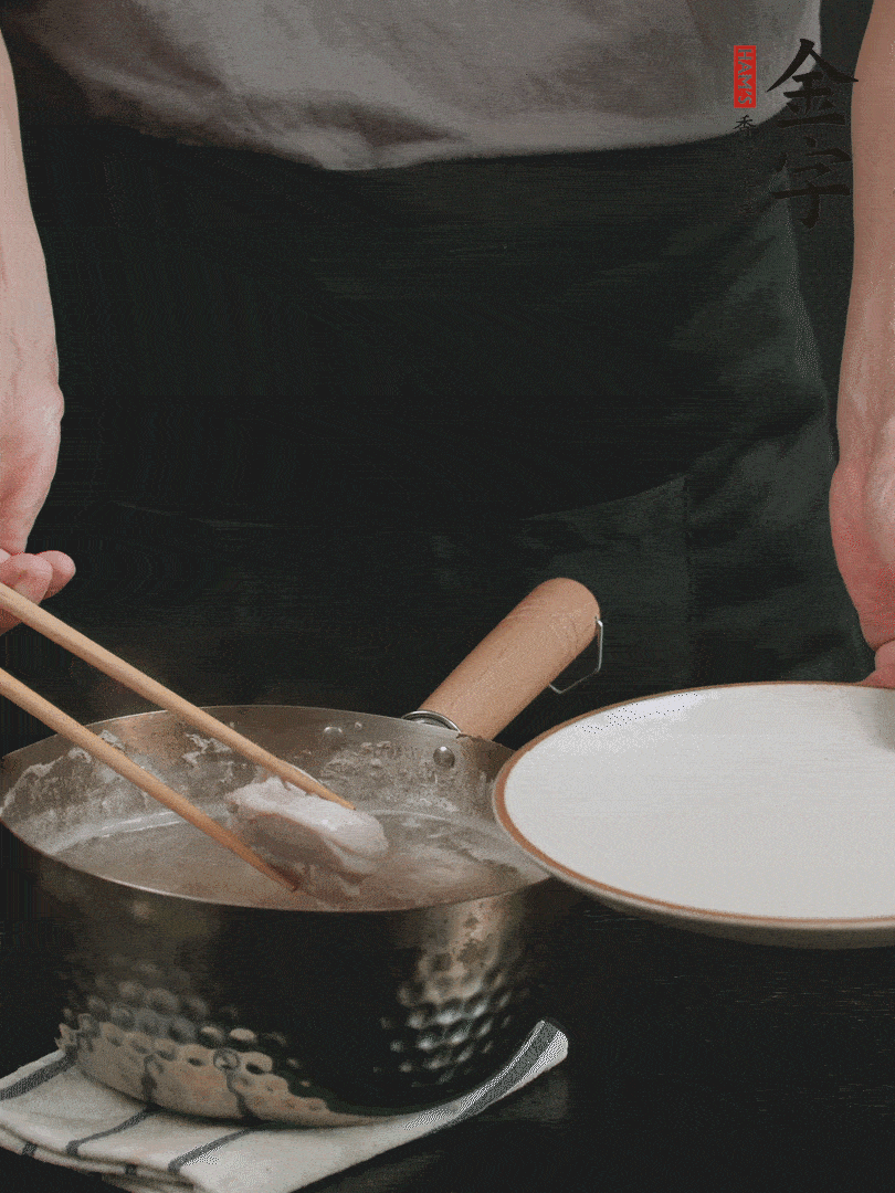 雞塊冷水下鍋，加姜片、料酒焯水，撈出洗凈備用。