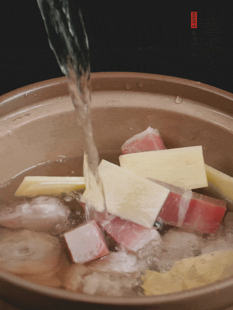 雞塊、火腿、姜片加適量料酒、清水燉80分鐘。