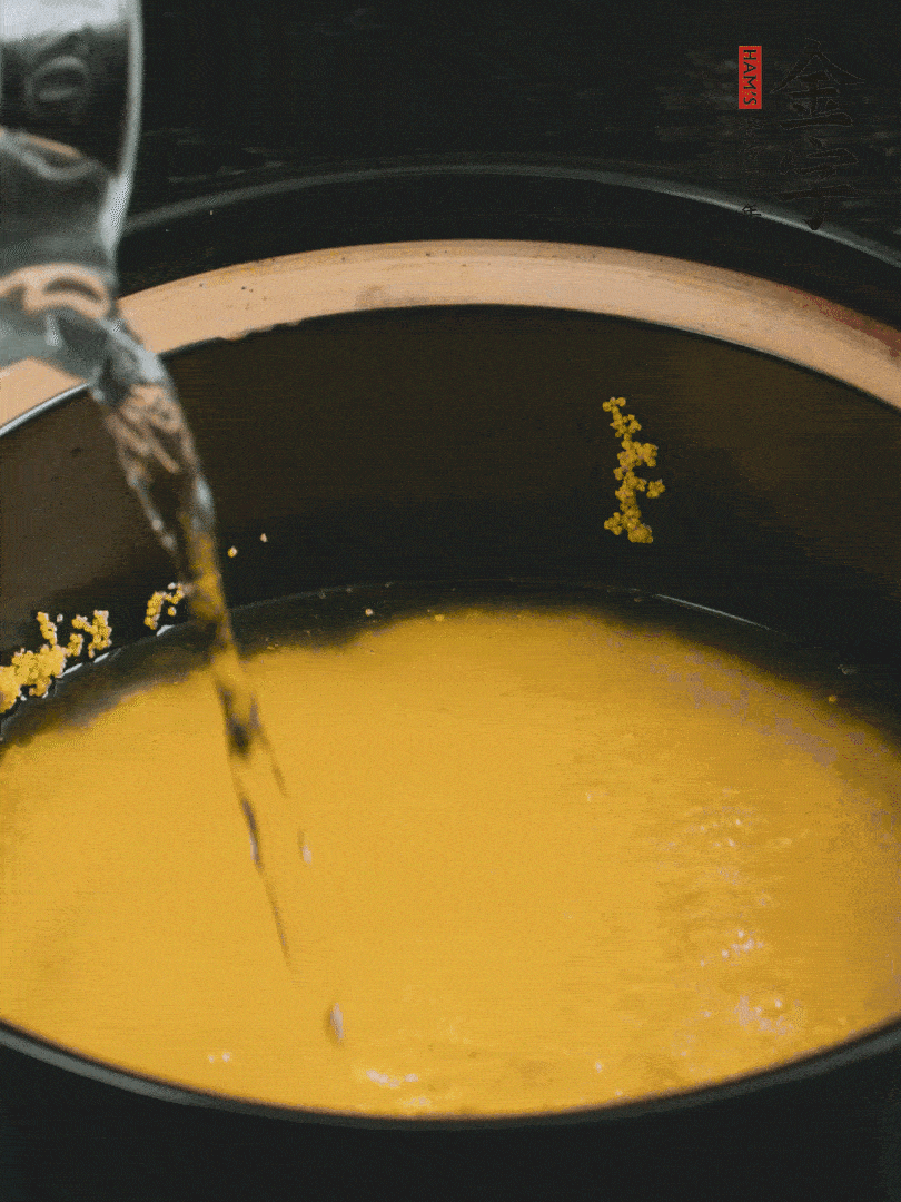 小米洗凈后，加水小火煲1個(gè)小時(shí)。