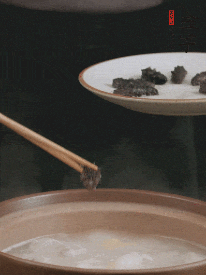 期間雞湯燉到80分鐘時(shí)，加小海參再燉10分鐘。