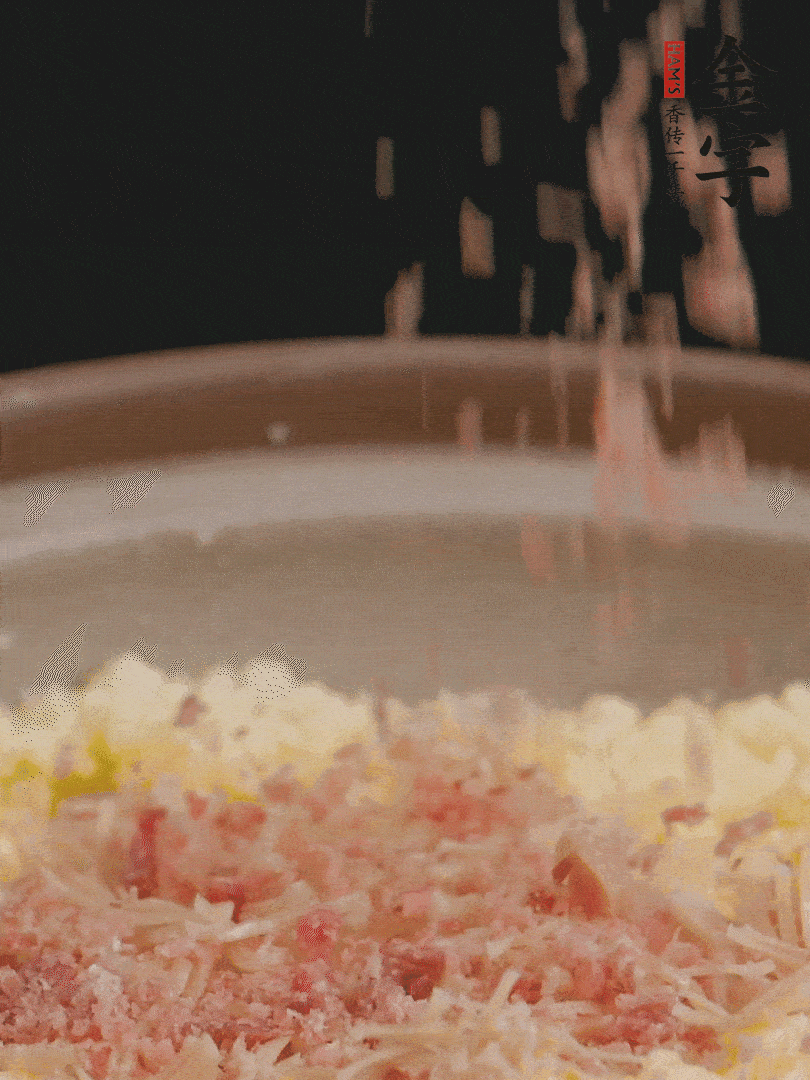 加雞湯沒(méi)過(guò)，放干貝絲、火腿末、小海參。