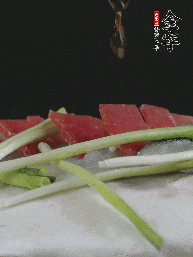 蔥白置于魚身，放適量豌豆，淋上花雕酒。