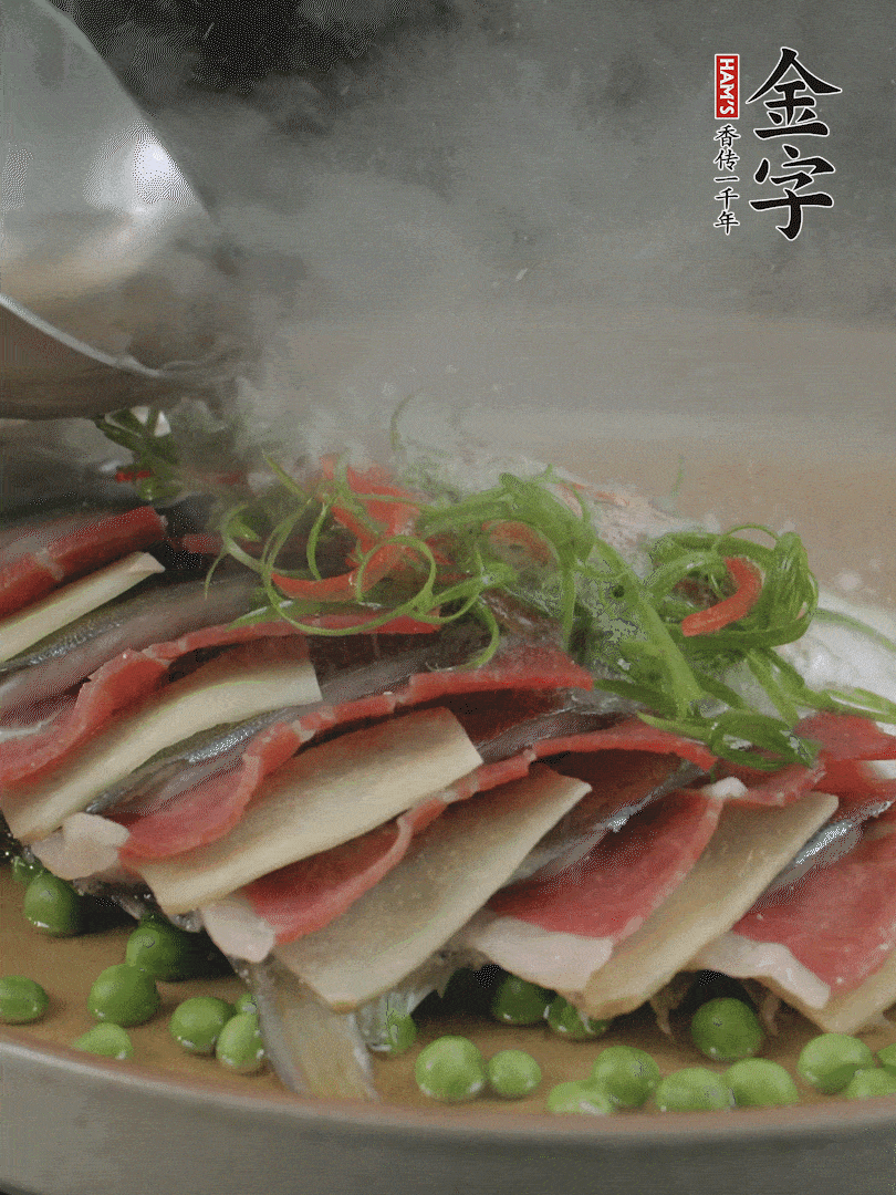 表面放上蔥絲、紅椒絲，淋上熱油。