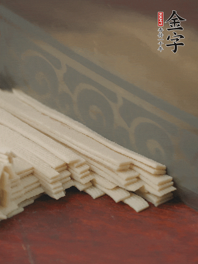 燉火腿期間，千張切細(xì)絲，白蘿卜去皮切細(xì)絲，蒜葉切細(xì)丁。