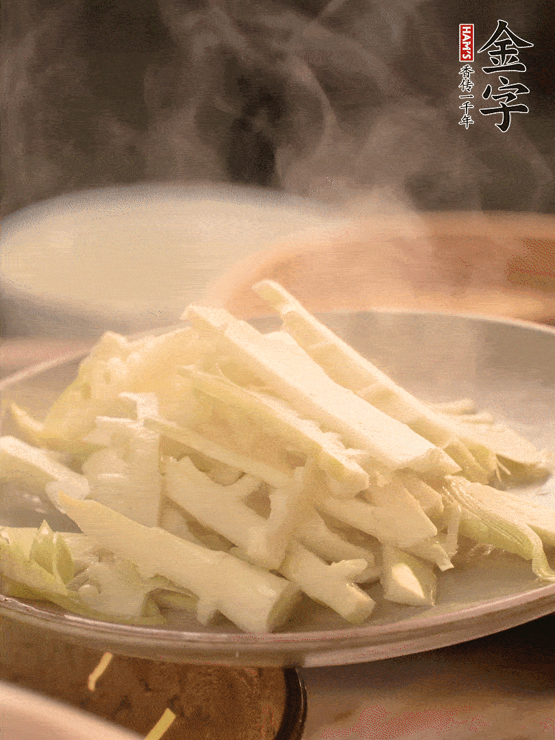 春筍切薄片，焯水去除澀味。