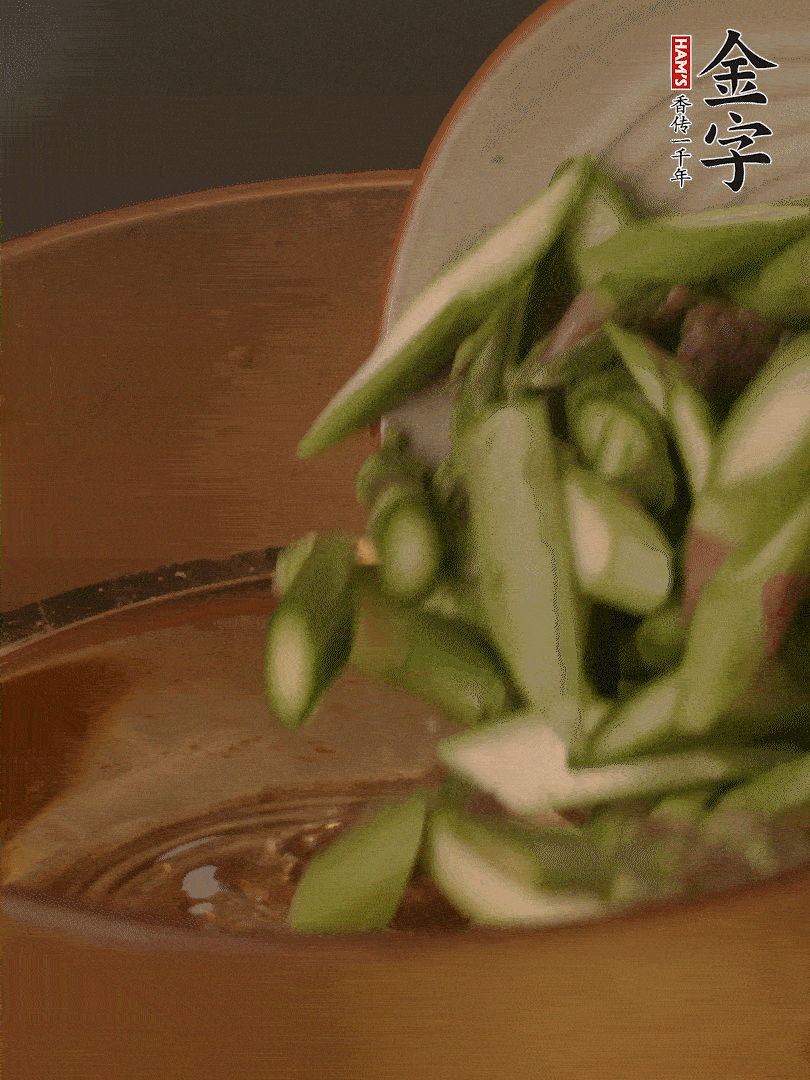 蘆筍、白玉菇焯水30秒備用。