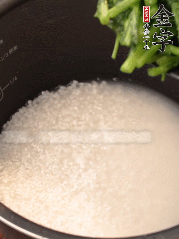 茼蒿、香腸放入浸泡好的大米，水沒過大米半指煮熟。