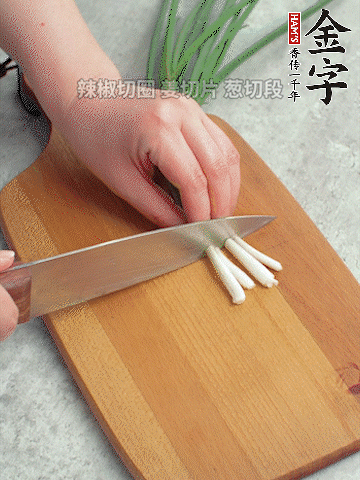 切好的咸肉鋪在碗邊，然后把千張放在中間。