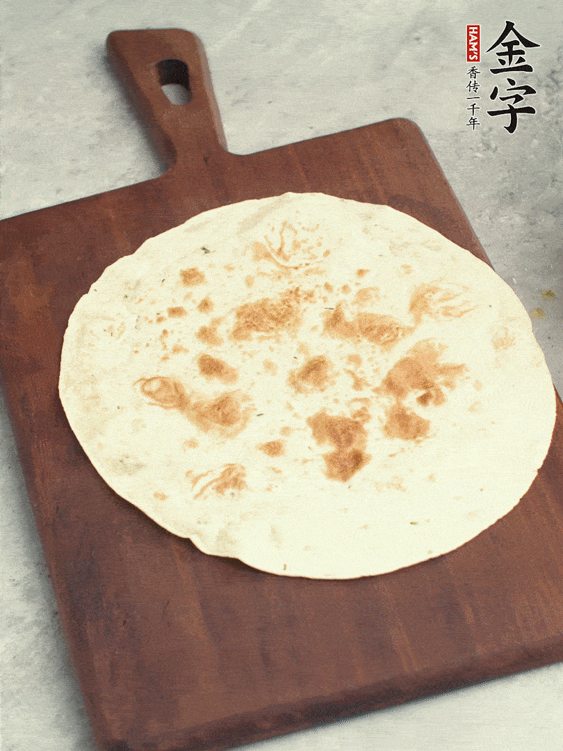 食材依次鋪在卷餅皮上，卷起來。