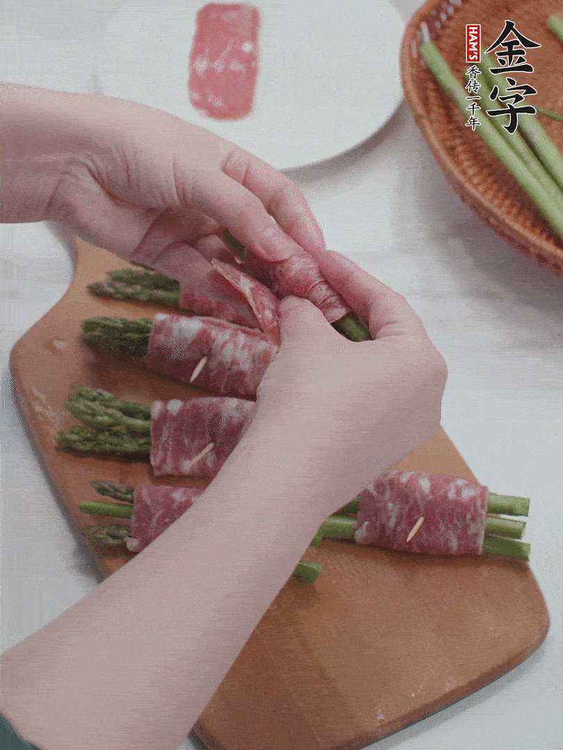 蘆筍切小段，蘆筍段用金字培根火腿卷起。