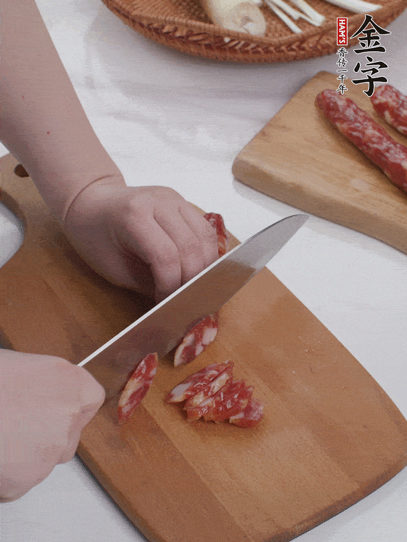 金字香腸切薄片。