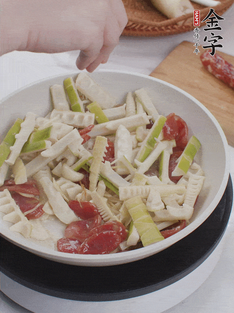 出鍋前撒蔥花。