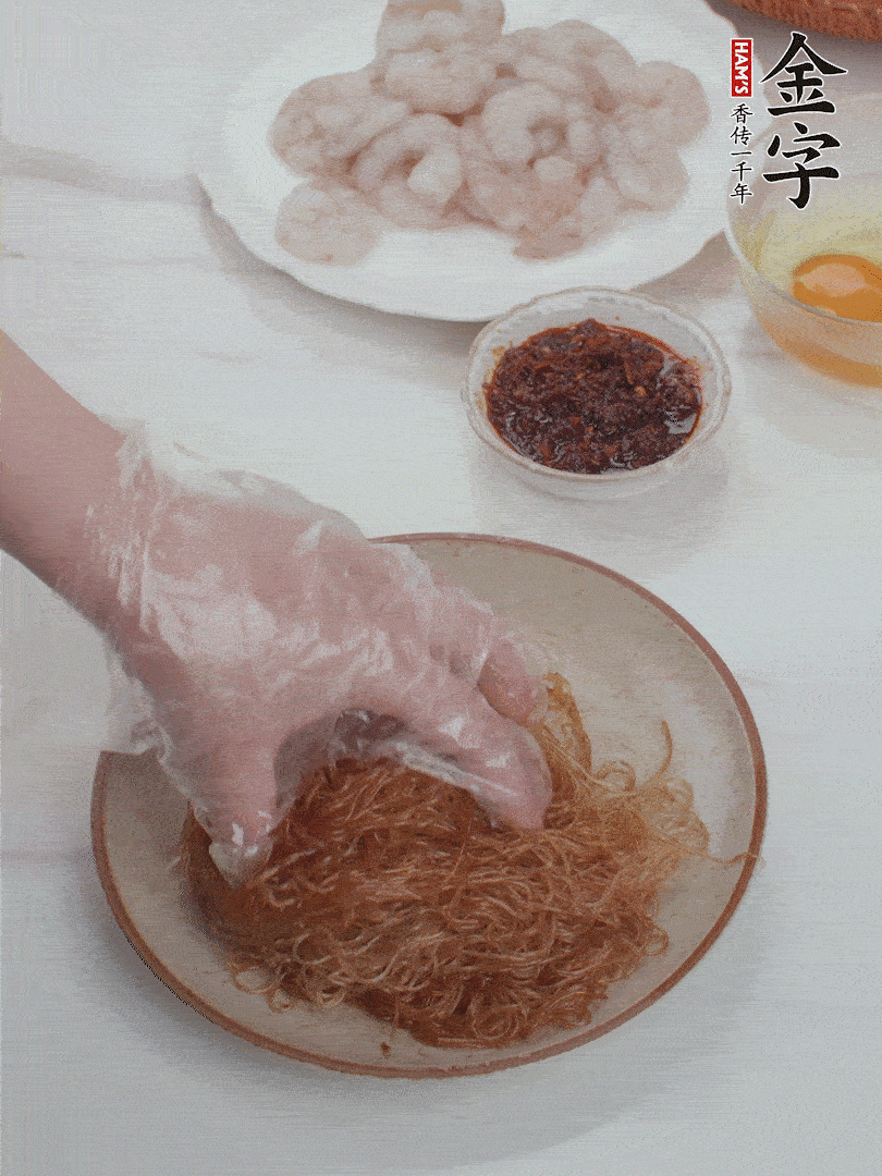 粉絲泡軟后，入沸水煮10秒，撈出后加1/2勺老抽、1/2勺食用油挑松。