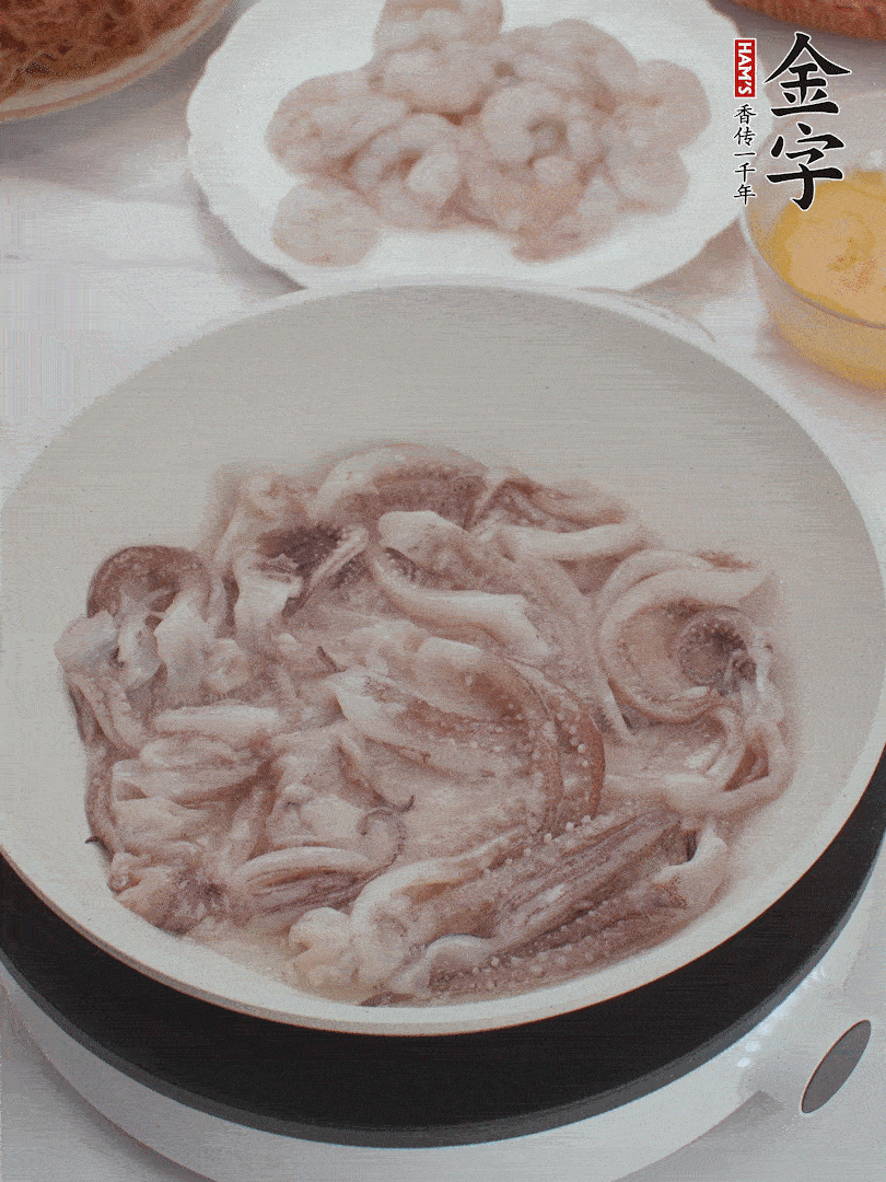 蝦仁、魷魚滑油，蛋液炒制半熟。