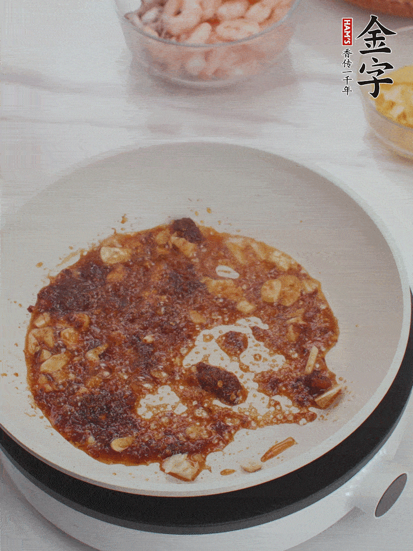 冷鍋熱油，1大勺金字火腿XO醬、蒜末炒香，倒粉絲一起炒。