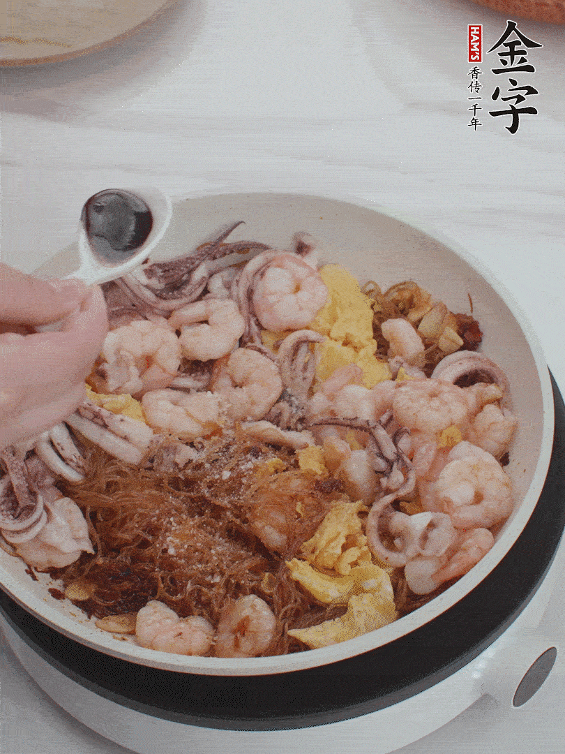 放1/3勺鹽、1/3勺雞精、1/3勺糖、2/3勺生抽調味。