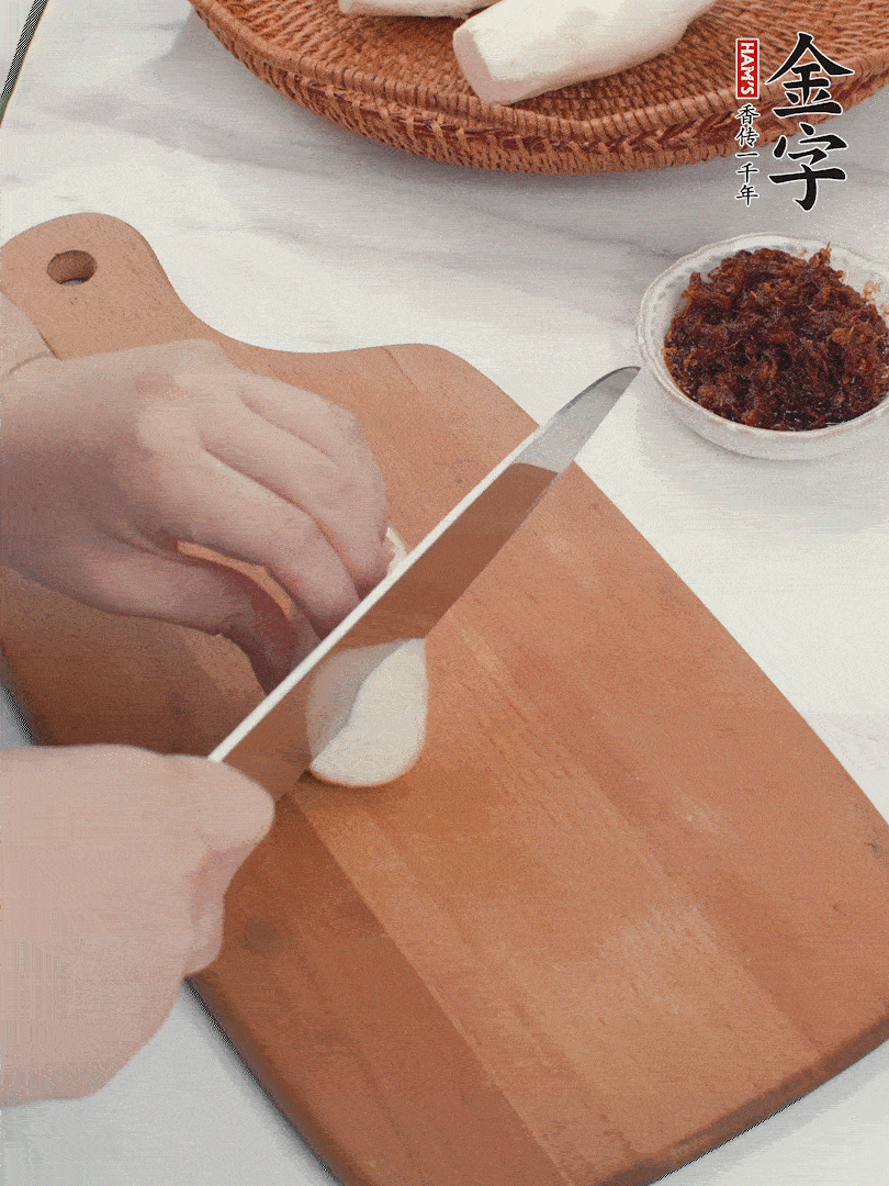 茭白剝殼，洗凈后切滾刀塊。