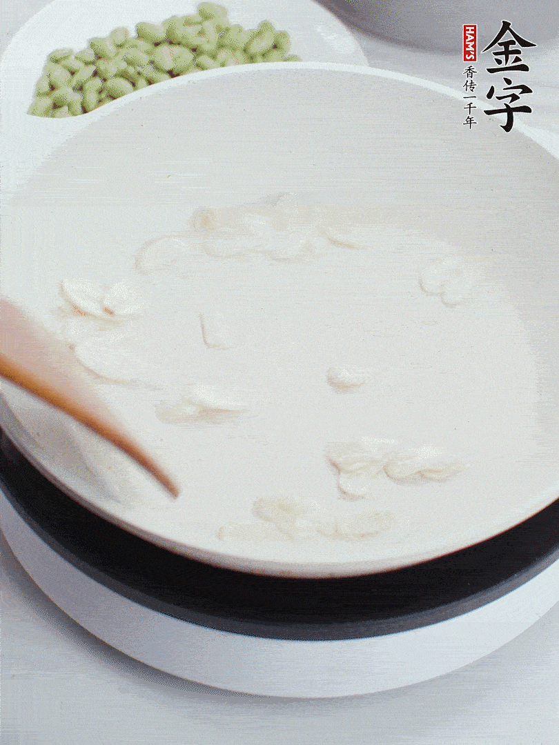 金字淡咸肉煮15分鐘，撈出切片。油5成熱時(shí)，蒜末、咸肉爆香。