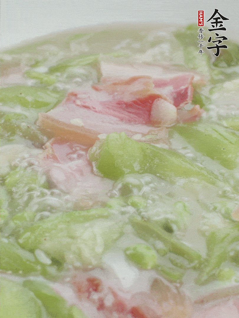 加一點(diǎn)熱水、白胡椒粉、雞精翻炒1分鐘。