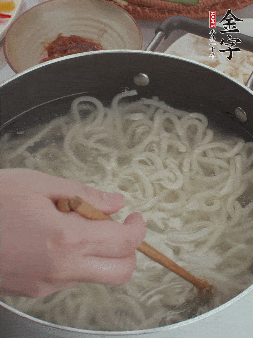 鍋中水煮沸，下烏冬面焯5秒鐘，撈出瀝干。