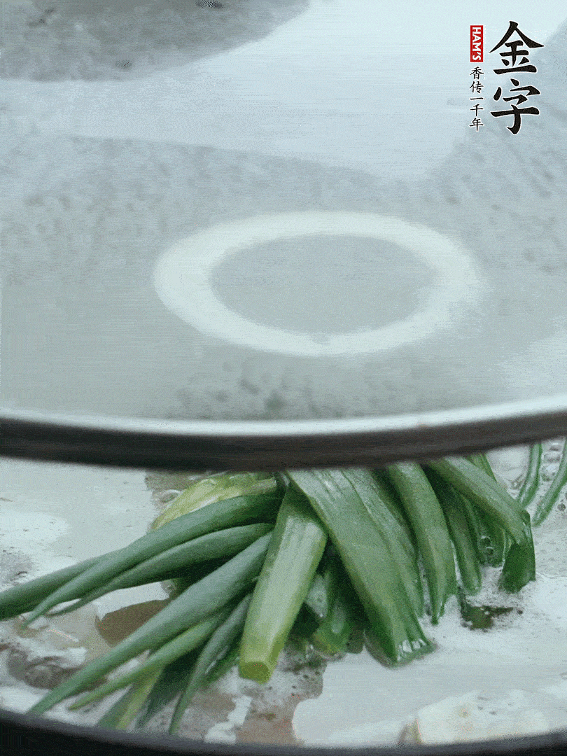 加蔥結(jié)去腥，大火開后中火燒20分鐘。