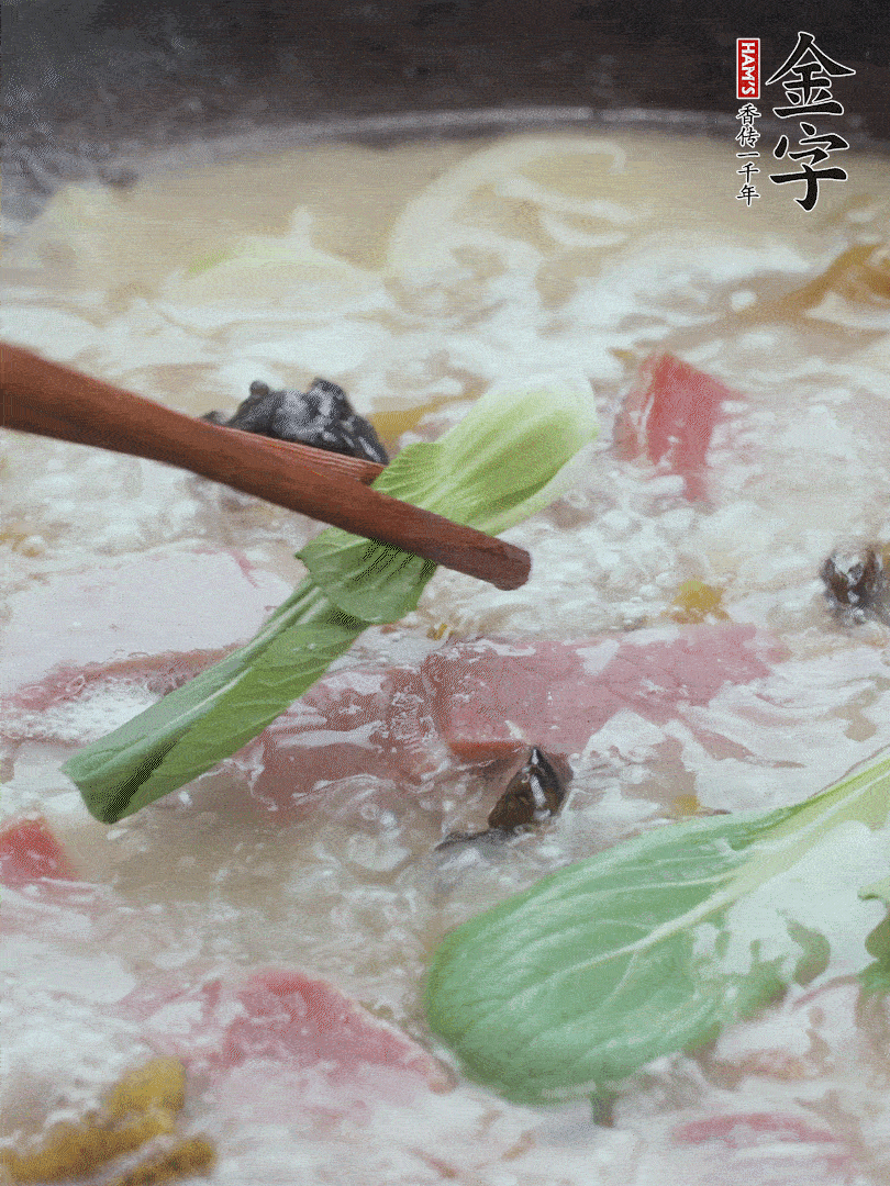 撈出蔥結(jié)，小菜心點綴。