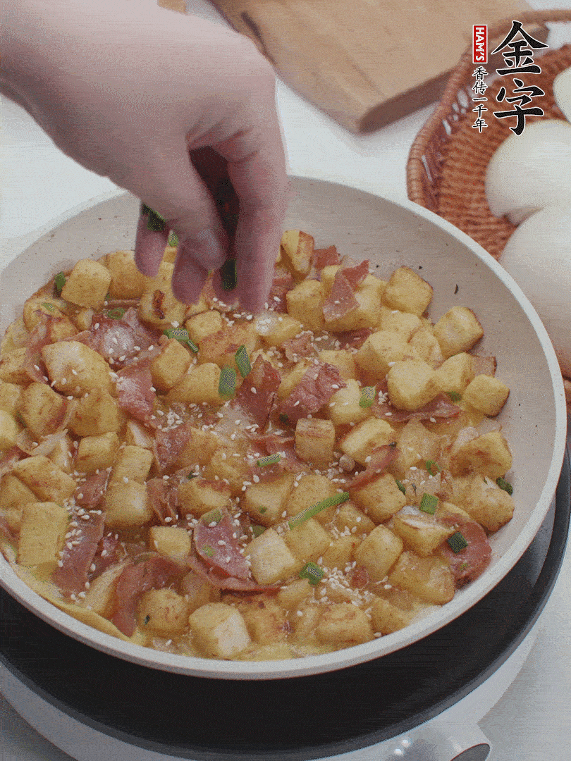 淋入剩余蛋液，蛋液凝固，撒上蔥綠和熟芝麻。