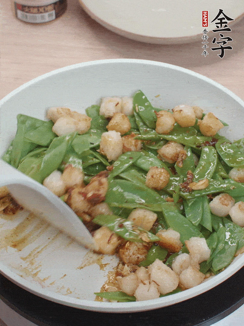 下甜豆莢、鮮貝輕輕翻炒均勻。