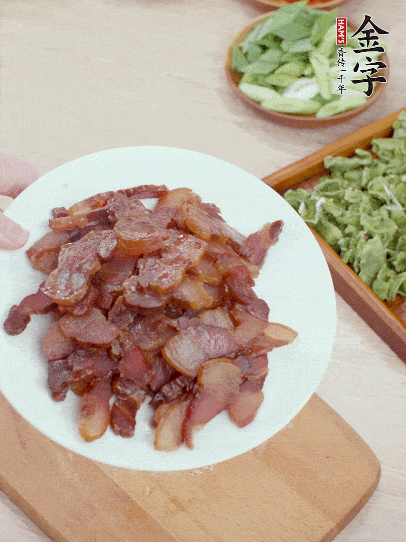 臘肉水煮15分鐘，切薄片。