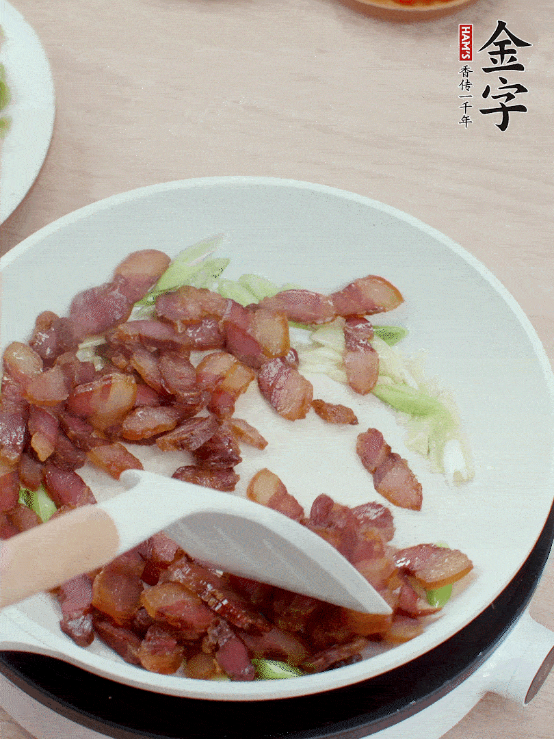 鍋中少許油，姜、蒜白爆香，下臘肉煸出油脂。